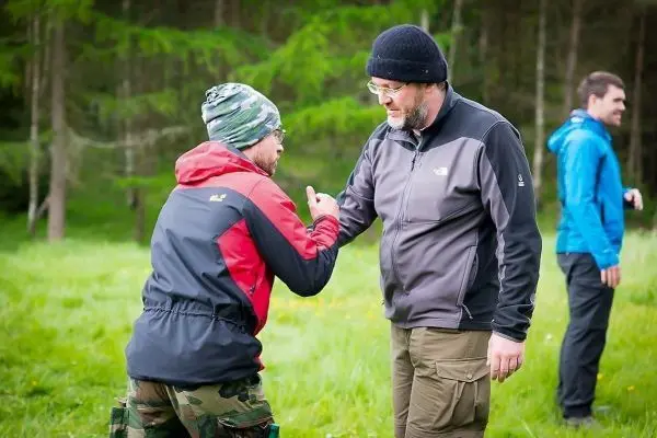 Zwei Personen führen eine Handgelenkprüfung im Freien durch