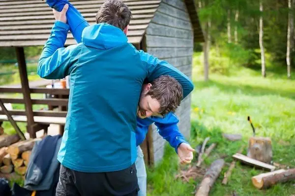 Zwei Personen führen eine Übung zur Rettung oder Tragehilfe durch