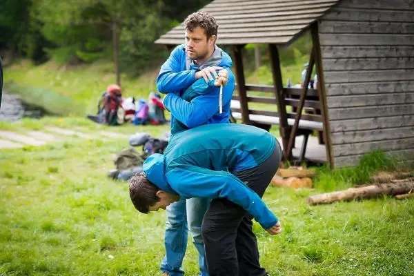 Zwei Personen üben eine Technik zur Unterstützung in einer Notfallsituation