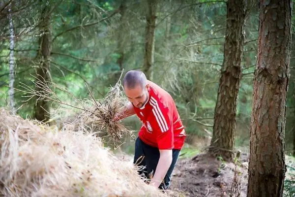 Zweige und trockenes Material werden im Wald gesammelt