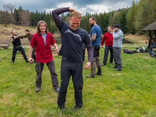 Gruppe übt verschiedene Techniken im Freien auf einer Wiese