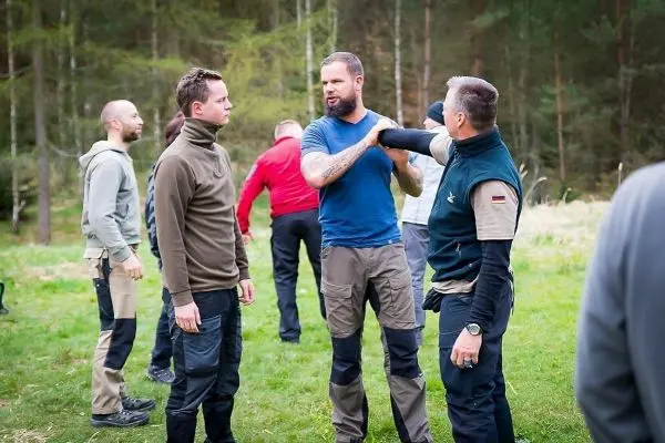 Gruppendiskussion über Techniken zur Selbstverteidigung im Freien