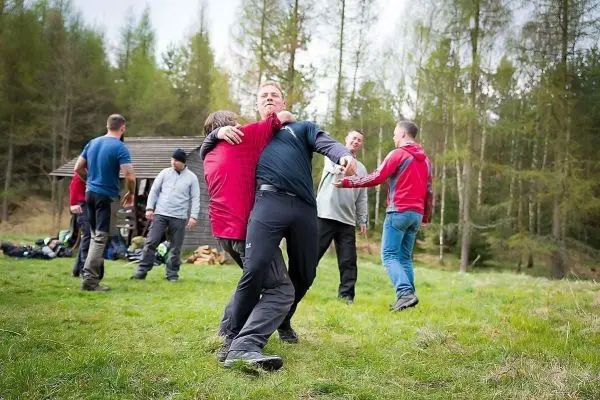 Gruppendynamik während einer praktischen Übung im Freien, mehrere Personen interagieren