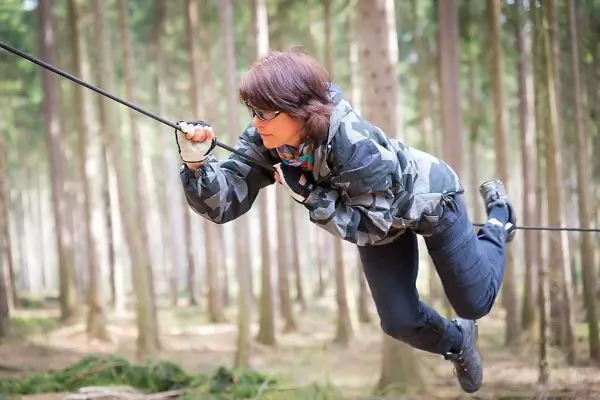 Seilquerung über den Boden in einem Waldgebiet