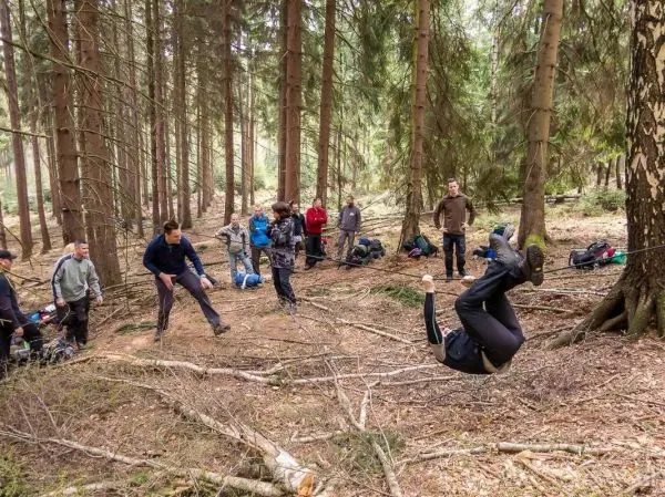 Selbstgebaute Seilquerung wird von Teilnehmern genutzt, während andere beobachten
