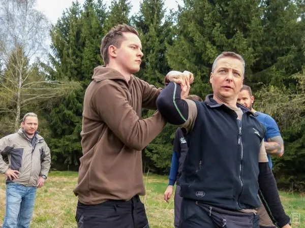 Trainingstechnik zur Kontrolle eines Arms in einer Übungssituation