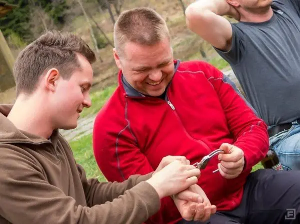 Zwei Personen üben den Umgang mit Handschellen im Freien