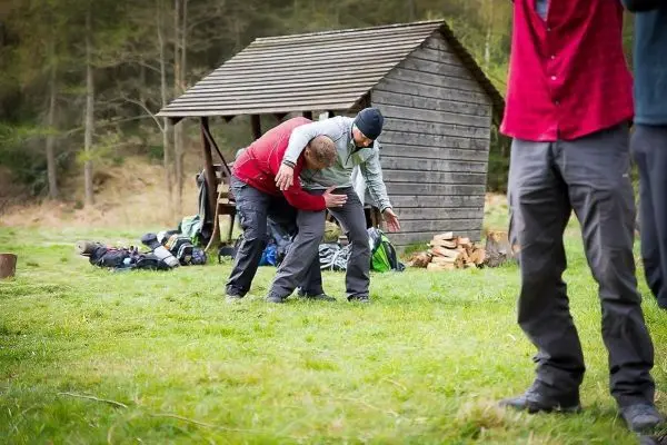 Zwei Personen üben eine Technik im Freien beim Survival Training