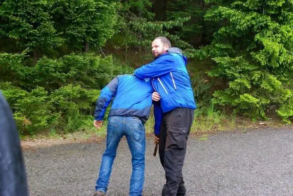 Person hält andere Person von hinten fest