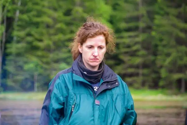 Person steht in der Natur und schaut nach unten