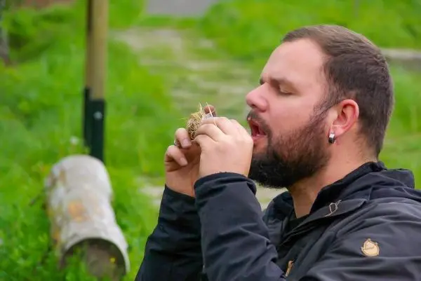 Zunder wird in den Mund gehalten und angeblasen