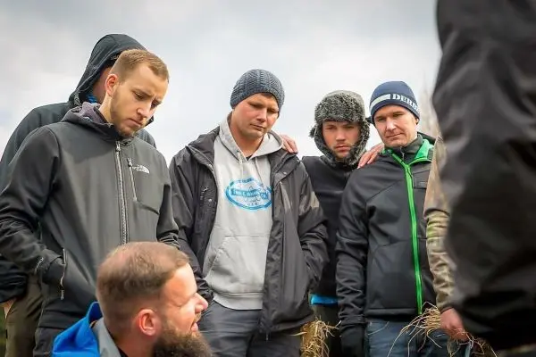 Gruppe von Personen beobachtet aufmerksam eine Demonstration im Freien