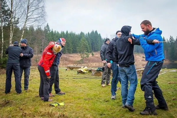 Gruppierung von Personen übt Techniken zur Selbstverteidigung im Freien