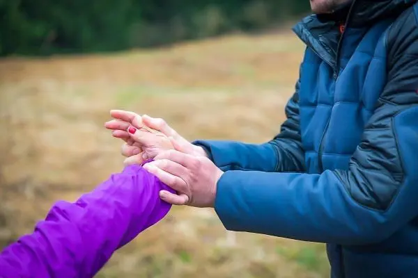 Hände greifen sich gegenseitig, eine Person hält die andere fest