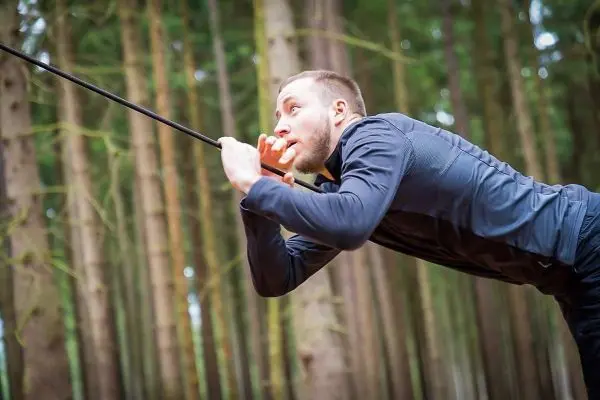 Selbstgebaute Seilquerung wird mit einem Seil und einer Hand gehalten