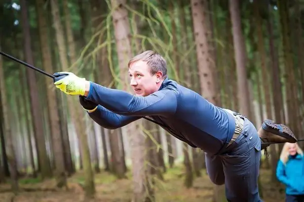 Selbstgebaute Seilquerung wird von einer Person überquert