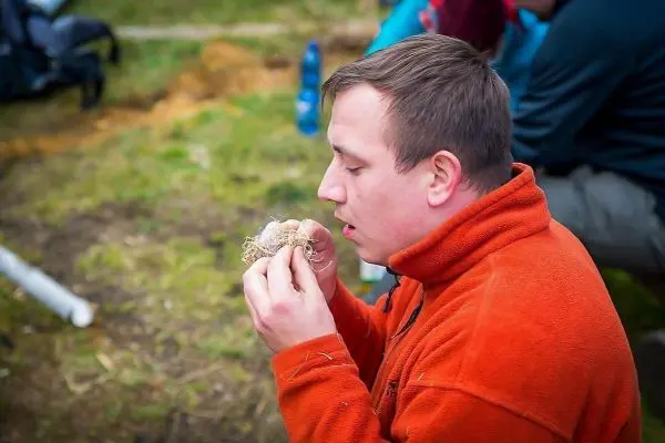 Zunder wird vorbereitet und in der Hand gehalten