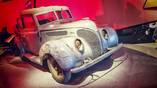 Alter, verrosteter PKW steht in einem Ausstellungsraum