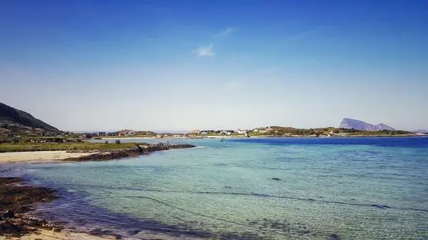 Blick auf ruhiges Wasser und Küste mit Häusern im Hintergrund