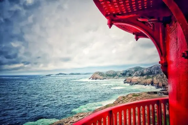 Blick von einer roten Aussichtsplattform auf das Meer und die Küste