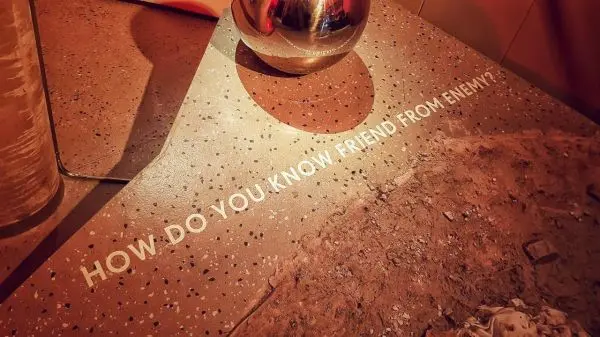 Boden mit Text und glänzendem Objekt in der Mitte