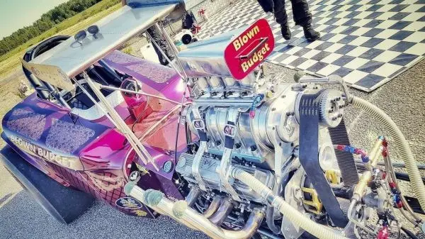Detailansicht eines Dragsters mit auffälligem Motor und Aufkleber