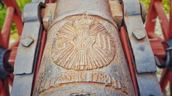Detailaufnahme eines Kanonenrohrs mit eingraviertem Wappen und Jahreszahl