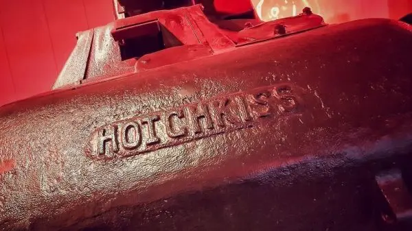 Detailaufnahme eines metallenen Objekts mit der Prägung „HOTCHKISS“