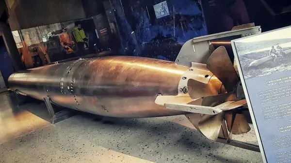 Ein U-Boot-Modell liegt auf dem Boden in einem Museum