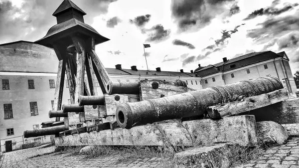 Holzstruktur mit Kanonen und Dachkonstruktion auf einem Platz