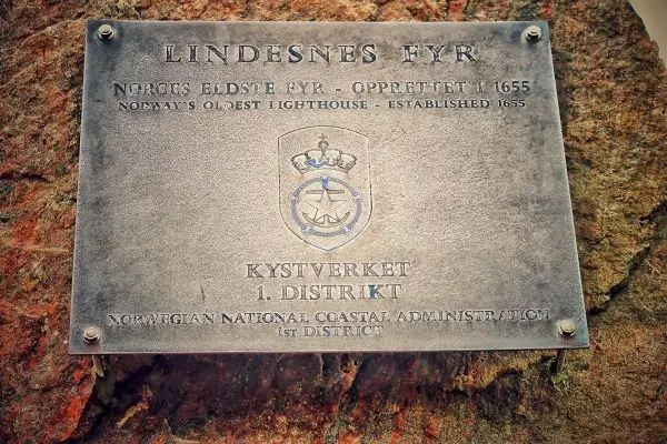 Metalltafel mit Inschrift über den Leuchtturm Lindesnes Fyr in Norwegen