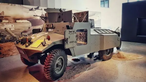 Militärfahrzeug mit gepanzerter Karosserie und Kanone in einer Ausstellung