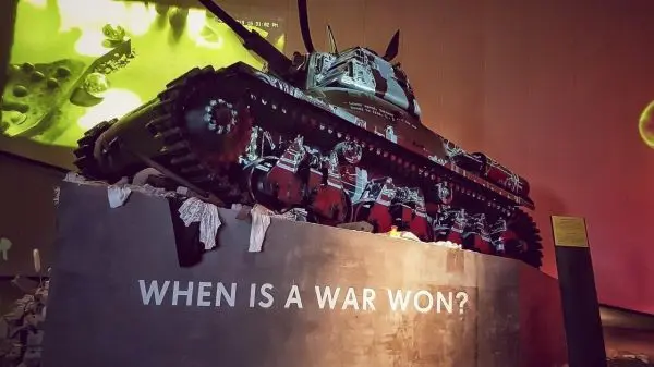 Panzer auf einer Plattform mit der Frage „WHEN IS A WAR WON? “ im Hintergrund