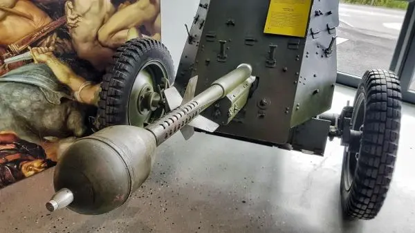 Panzerabwehrwaffe mit einem großen Geschoss und zwei Rädern in einer Ausstellung