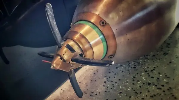 Propeller an einem metallischen Gehäuse mit grüner Dichtung und Halterung