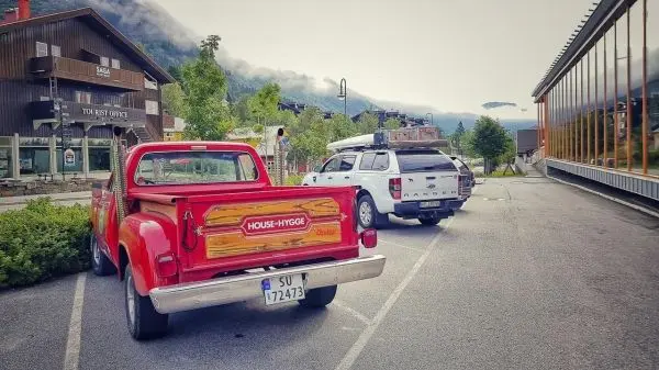 Rote Pick-up mit Holzverkleidung steht auf Parkplatz