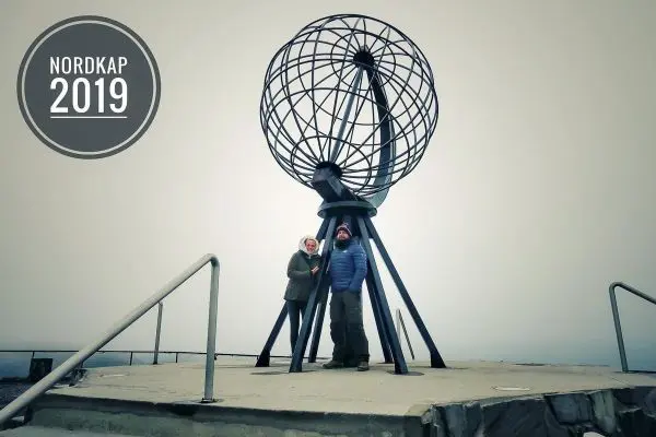 Skulptur einer Weltkugel auf einem Betonfundament mit Geländer