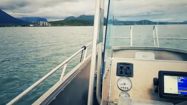 Steuerstand eines Bootes mit Instrumenten und Blick auf das Wasser