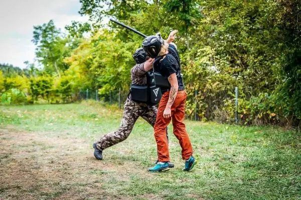 Kampfsportübung mit einem Stock, zwei Personen in Bewegung