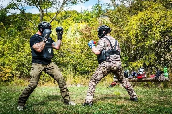 Zwei Kämpfer im Boxtraining tragen Schutzausrüstung und Boxhandschuhe