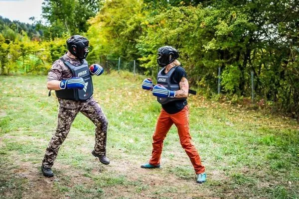 Zwei Kämpfer in Schutzausrüstung stehen sich gegenüber und bereiten sich auf den Kampf vor