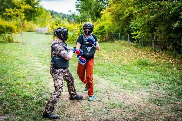 Zwei Personen im Boxtraining tragen Schutzausrüstung und Boxhandschuhe