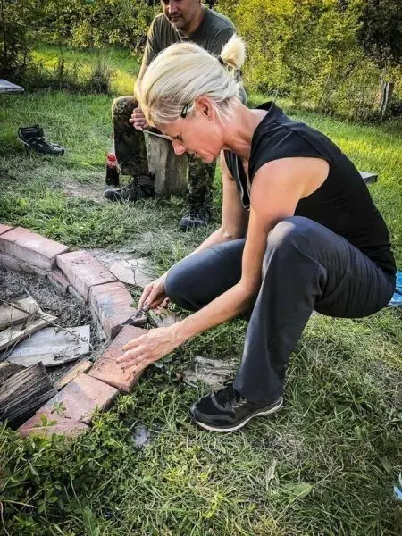 Frau zündet Zunder im Feuerkreis an
