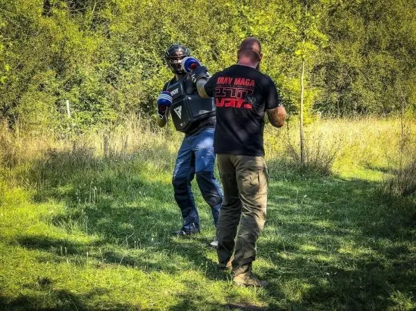 Person führt einen Schlagabtausch mit einem anderen Kämpfer beim Selbstverteidigungstraining