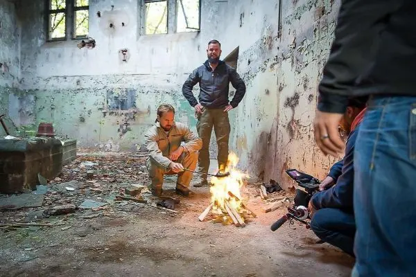 Kleine Flamme brennt auf einem Holzstapel in einem verlassenen Raum