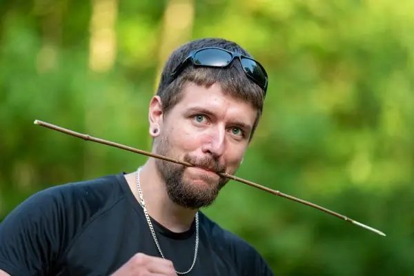 Holzstock wird zwischen den Zähnen gehalten