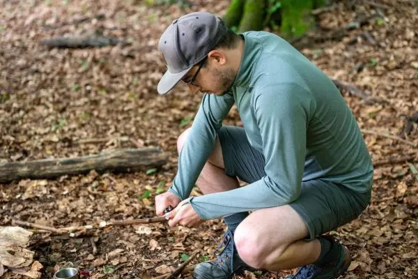Holzstück wird mit einem Messer bearbeitet
