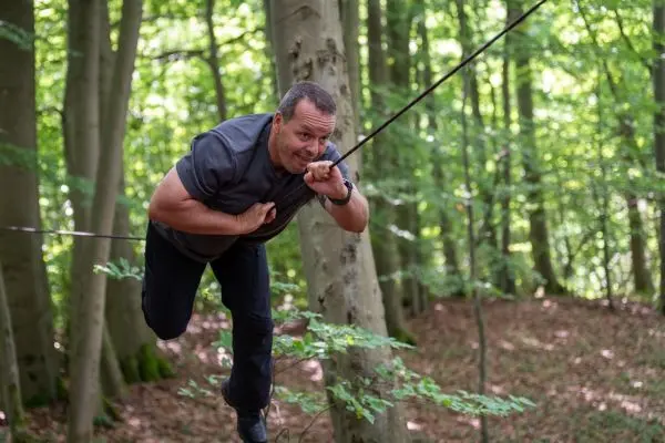 Mann nutzt selbstgebaute Seilbrücke zur Fortbewegung zwischen Bäumen