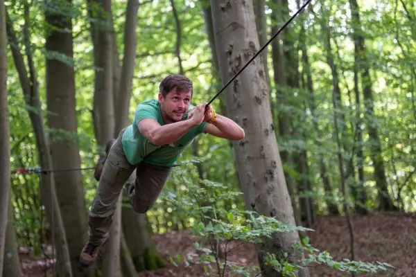 Seilbrücke wird zur Fortbewegung zwischen Bäumen genutzt