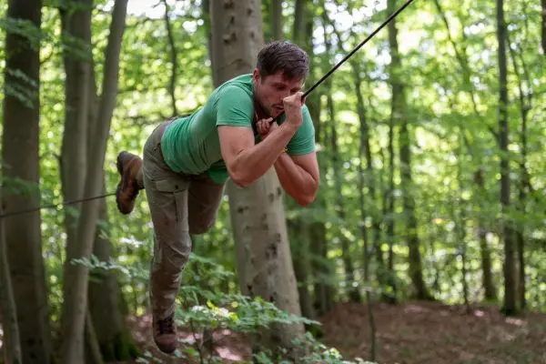 Seilquerung über den Boden in einem Waldgebiet